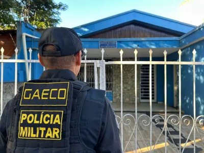 Policial do Gaeco em frente  Federao de Futebol de MS, em Campo Grande. (Foto: Marcos Maluf)
