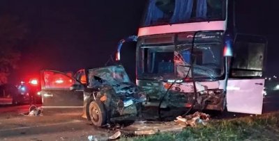 O carro de passeio e a frente do ônibus ficaram destruídos (Foto: reprodução / Ligado na Notícia)