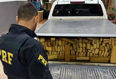 Tabletes de maconha estavam escondidos na carroceria do veculo S10. (Foto: Reproduo/PRF)