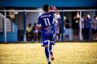 Jogador do Aquidaunense comemorando um dos gols da goleada (Foto: @eduardofotoms)