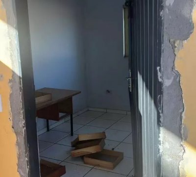 Gavetas reviradas em sala de cemitrio (Foto: Ribas Ordinrio)