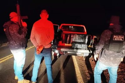 Policiais ao lado do preso e ao fundo a caminhonete com a droga (Foto: Divulgao)