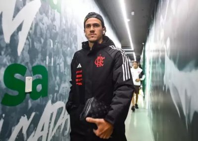 Atacante Pedro chega em estdio para jogo do Brasileiro (Foto: Marcelo Cortes/CRF)