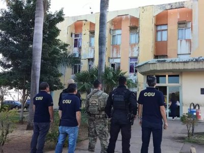 Policiais em frente  prefeitura de Corumb. (Foto: MS Dirio)