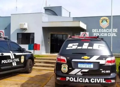 Viaturas em frente  delegacia de Amambai, que investiga o caso. (Foto: Divulgao)