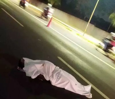 Corpo da vtima coberto por lenol em avenida. (Foto: Direto das Ruas)