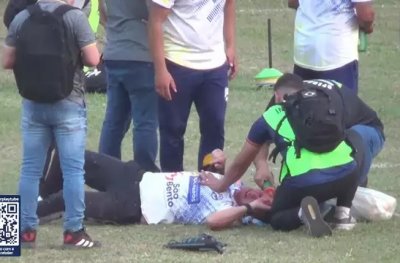 Mateus Sabatine no cho sendo atendido aps ser agredido (Foto: Fair Play YouTube) -