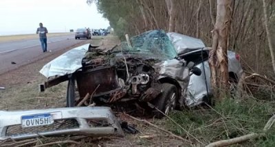 A frente do Honda Civic ficou totalmente destruda (Foto: Ligado na Notcia)