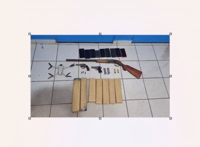 Armas, tabletes de maconha e celulares apreendidos na propriedade rural (Foto: divulgao / PM)