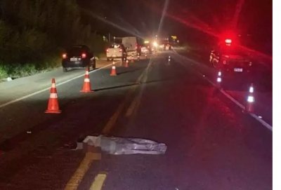 Corpo da vtima coberto por lenol na BR-163. (Foto: T na Mdia Navira)