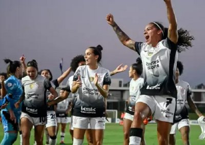 Jogadores do time feminino de futebol do Corinthians comemorando vitria (Foto: Divulgao/Conmebol)