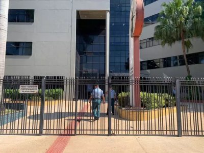 Polcia fechou prdio do Form na manh desta quinta para vasculhar 2 Vara (Foto: Bruna Marques)