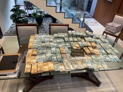 Maos de dinheiro encontrados em um dos veculos vistoriados na operao (Foto/Divulgao)