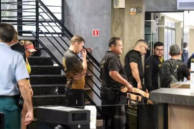 Movimentação de policiais federais nesta manhã do Tribunal de Justiça de Mato Grosso do Sul (Foto: Henrique Kawaminami)