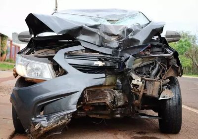 Carro Prisma ficou com a frente completamente destruda (Foto: Osmar Veiga)