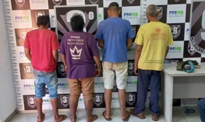 Suspeitos de envolvimento em assassinato, levados para a delegacia (Foto: Sidnei Bronka/Ligado na Notcia)