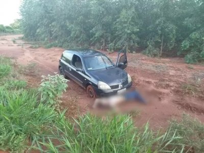 Corpo de Joo em frente ao carro, na estrada em que foi encontrado (Foto: RCN 67)