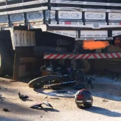 Moto foi parar embaixo de caminho; capacete e pedaos do veculos ficaram espalhados na rua (Foto: Ftima News)
