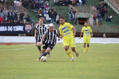 Jogadores do Operrio Caarapoense e Dourados Atltico Clube disputando jogada no Estdio Dourado. (Foto: Rodrigo Moreira/FFMS)