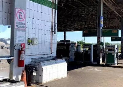 Feto foi encontrado no banheiro de um posto de gasolina (Foto: Reproduo)