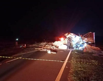 Carreta de vtima ficou completamente destruda com o impacto da batida (Foto: Direto das Ruas)