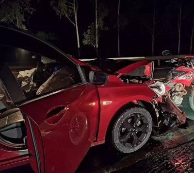 Carro e moto envolvidos em acidente na noite de ontem. (Foto: News Informa)