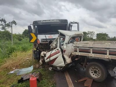 Destroos dos dois veculos na BR-163, trecho prximo a Bandeirantes. (Foto: Reproduo/PRF)