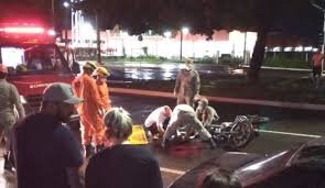 Segundo informa o B.O, outros dois motociclistas que seguiam na avenida, atrs da vtima, no conseguiram parar e um deles acabou passando por cima da cabea da vtima