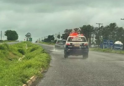 Na frente de viatura, veculo que foi recuperado por policiais. (Foto: Nova News).