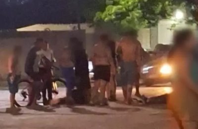Populao aglomerada em volta dos corpos das vtimas (Foto: Dirio Corumbaense)
