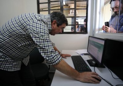 Governador durante agenda na agncia do Detran em Anastcio