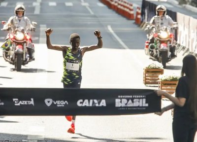 Queniano Wilson Too chega na primeira posio na disputa da 99 Corrida Internacional da So Silvestre. Foto: Paulo Pinto/Agncia Brasil