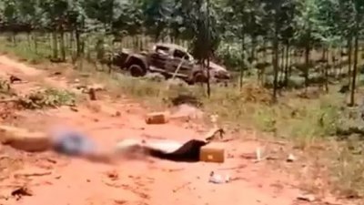 Corpo de Luiz na estrada e caminhonete aos fundos aps capotagem (Foto: Portal da Cidade).