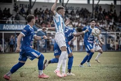 Jogadores do Aquiauanense e Ivinhema disputando jogo no Estdio Noroeste (Foto: @eduardofotoms)