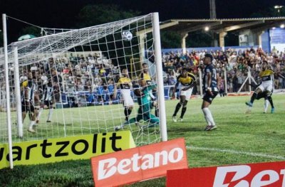 Bola bate na travesso e anula chances do Galo na Copa do Brasil. (Foto: Juliano Almeida)