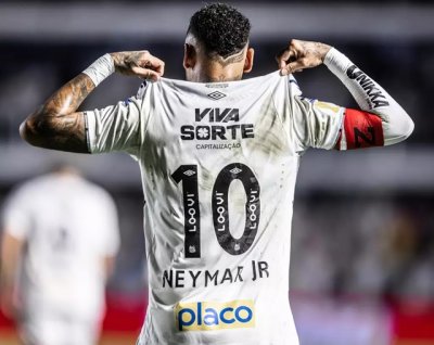 Neymar comemora vitria do Peixe com a camisa 10. (Foto: Raul Baretta/Santos).