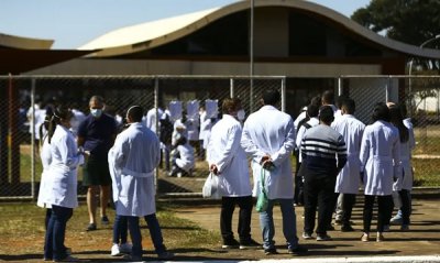 Mdicos chegam ao local de prova para a segunda etapa do Exame Nacional de Revalidao de Diplomas Mdicos Expedidos por Instituio de Educao Superior Estrangeira (Revalida) 2020, em Braslia. Marcelo Camargo/Agncia Brasil