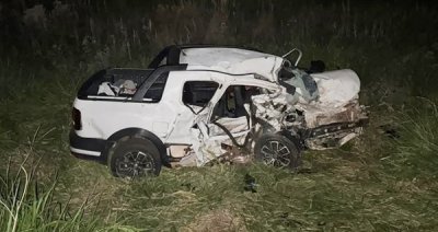 O veculo onde estavam a famlia ficou com a frente totalmente destruda (Foto: Divulgao)