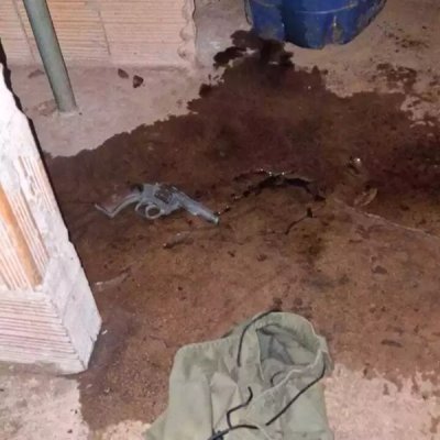 Sangue do baleado e arma utilizada por ele no cho da casa onde foi balead (Foto: Direto das Ruas)