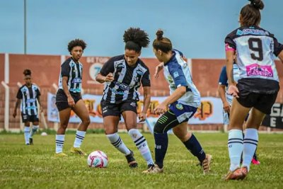 Jogadoras do Galo disputam a posse da bola no gramado do Jacques da Luz, em Campo Grande. (Foto: Rodrigo Moreira/FFMS)