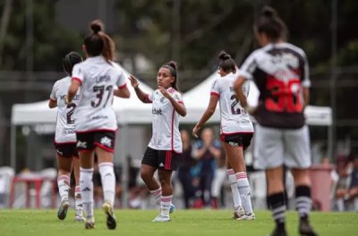 Jogadoras do Flamengo comemoram gol contra o Vasco (Foto: Paula Reis/CRF)