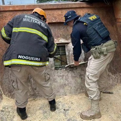 Bombeiro e policial encontram droga em reboque (Foto: PRF/Divulgao)