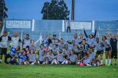 Meninas do Operrio comemoram vitria em campo (Foto: Rodrigo Moreira/FFMS)
