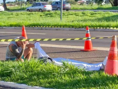 Desolado, pai se desespera ao lado do corpo coberto do filho (Foto: Marcos Maluf)