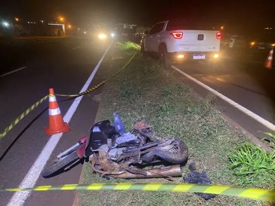 Moto destruda aps atropelamento e ao fundo a Fiat Toro que causou acidente (Foto: Leandro Holsbach)