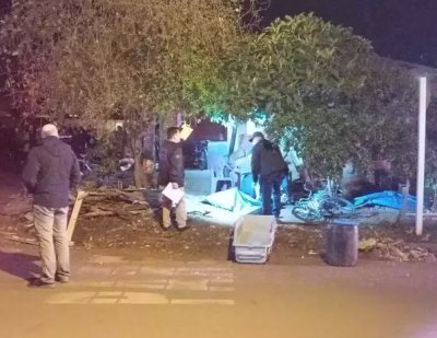 Policiais analisam local onde adolescente foi executado. (Foto: Leandro Holsbach)