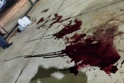Sangue no local onde criminoso foi baleado na perna. (Foto: T na Mdia Navira)