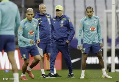 Richarlison, Ancelotti, ao centro, e Raphinha em treino da Seleo (Foto: CBF)
