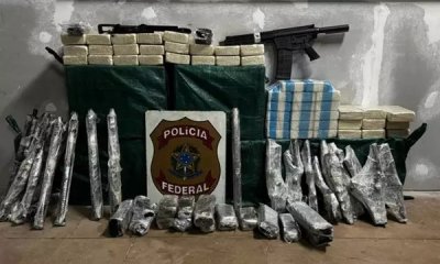Droga e fuzis foram encontrados em casa de Ponta Por (Foto: divulgao / Polcia Federal)