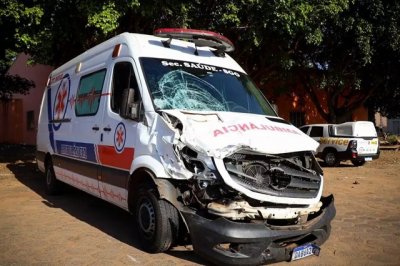 Ambulncia que seguia para So Gabriel do Oeste teve a frente destruda aps colidir com motocicleta na BR-163